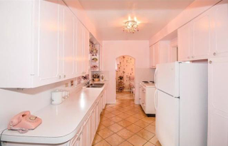 Illustration for article titled This House Hasn't Been Redecorated Since The 60s And It's For Sale